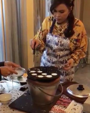 ทูลกระหม่อมหญิงอุบลรัตนฯ โพสต์คลิปทำขนมครก