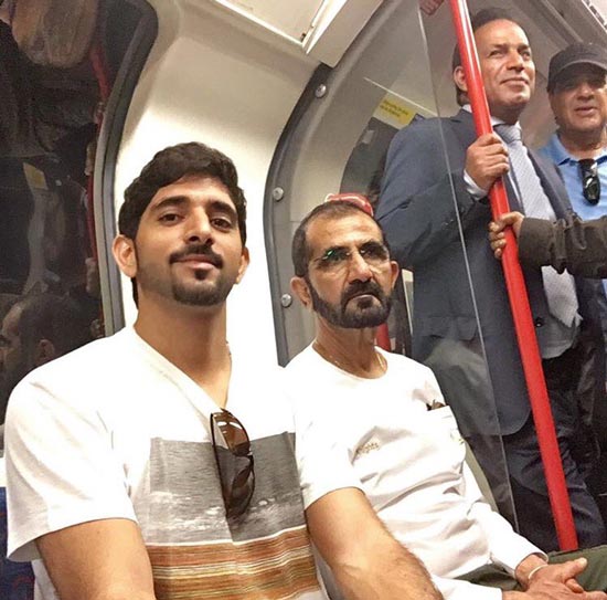 มกุฏราชกุมารแห่งดูไบ ใส่เสื้อยืดนั่งรถไฟใต้ดินในลอนดอน