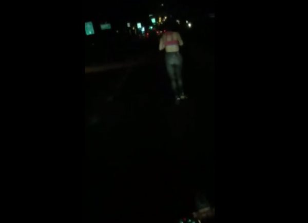 สาวใส่ชุดออกกำลังกายวิ่งกลางถนนตอนตี 2