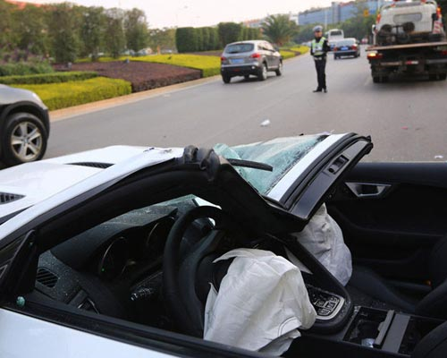 ตำรวจจีนสุดระอา ปล่อยศพนักซิ่งประจานกลางถนน
