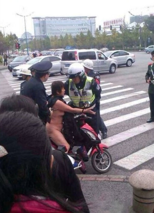 จับสาวจีนเปลือยกายขับรถชมวิว