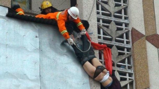 สามีจีนมือกาว คว้าขาเมียได้ก่อนกระโดดตึก รอดตายปาฏิหาริย์