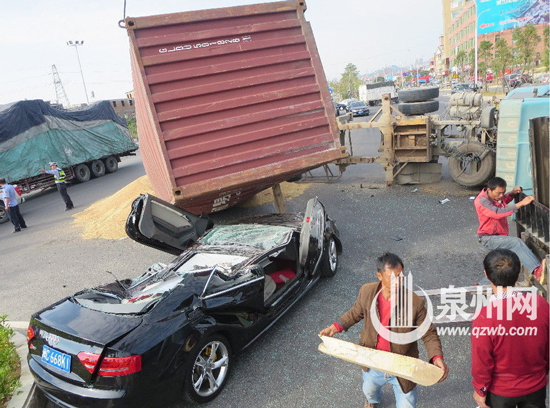 นักธุรกิจจีนพาสาวออกเดท ถูกคอนเทนเนอร์ทับรถ รอดหวุดหวิด
