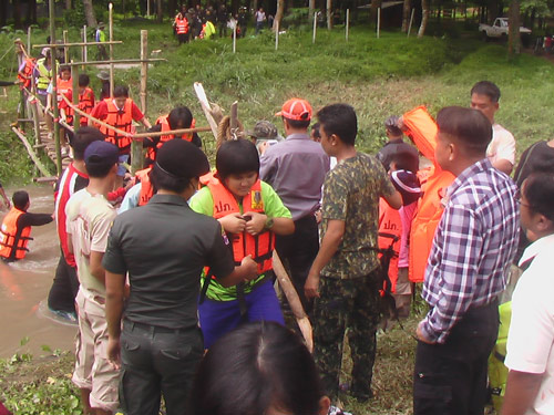 น้ำซัดถนนขาด นักเรียน 130 คน ติดในป่า-ช่วยได้ปลอดภัย