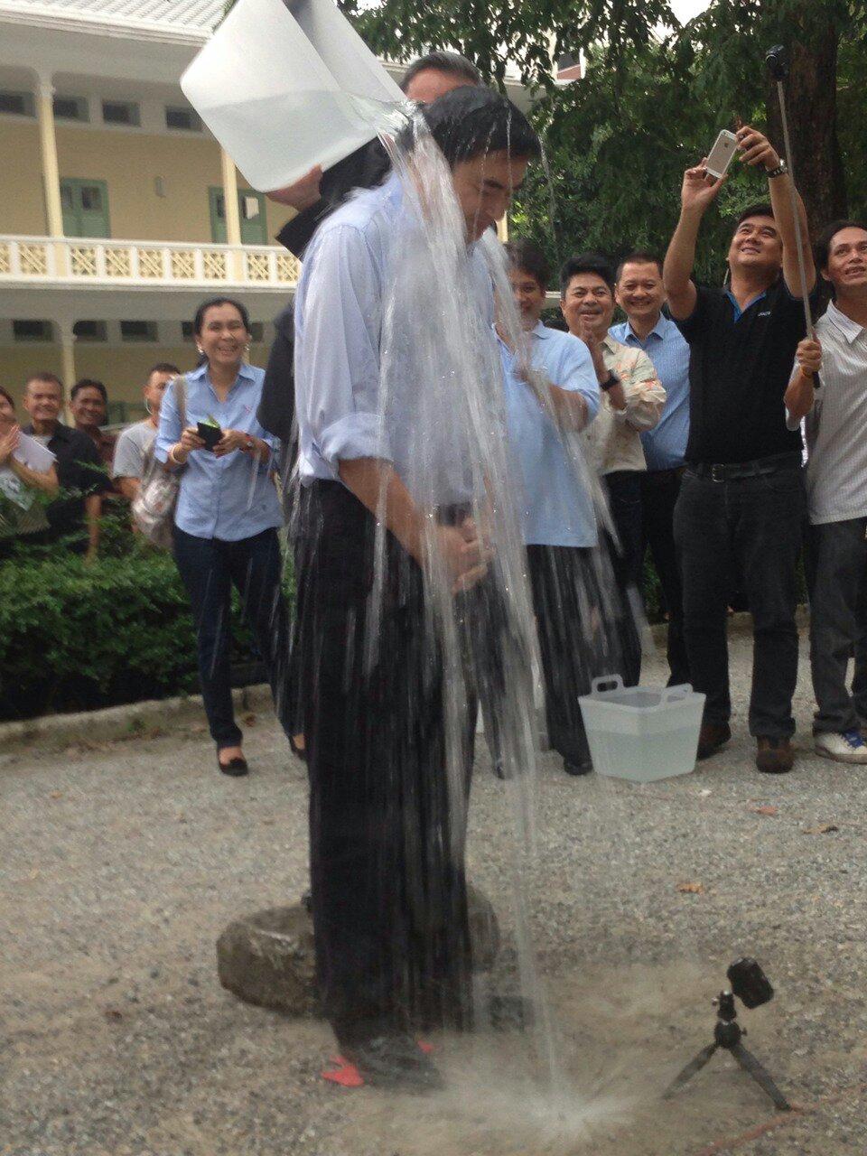 อภิสิทธิ์ ราดน้ำเย็น Ice Bucket Challenge ที่สภากาชาดไทย