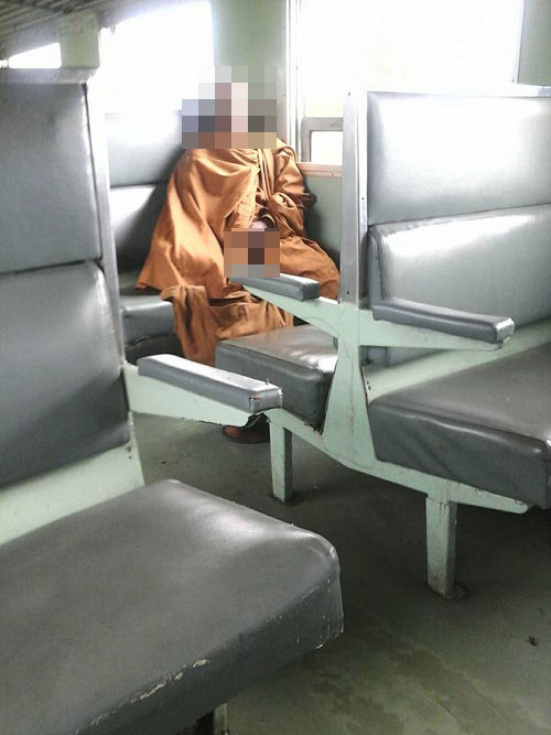 แชร์สนั่น ! ภาพคนแต่งกายคล้ายพระสงฆ์ โชว์หนอนน้อยในรถไฟแบบไม่สะท้าน