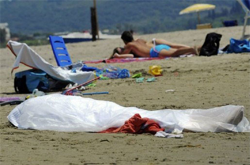  อึ้ง นักท่องเที่ยวอิตาลียังสนุกได้ แม้มีศพนอนตายบนชายหาด