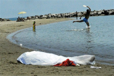 อึ้ง นักท่องเที่ยวอิตาลียังสนุกได้ แม้มีศพนอนตายบนชายหาด