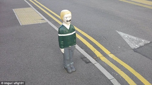  โรงเรียนอังกฤษตั้งรูปปั้นเด็กไว้ริมถนน ให้ผู้ขับขี่ชะลอรถ