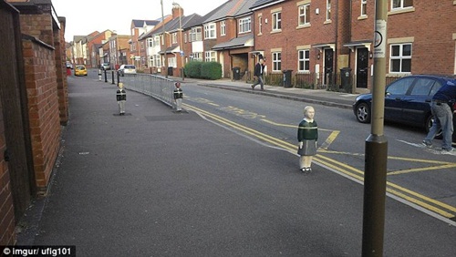  โรงเรียนอังกฤษตั้งรูปปั้นเด็กไว้ริมถนน ให้ผู้ขับขี่ชะลอรถ