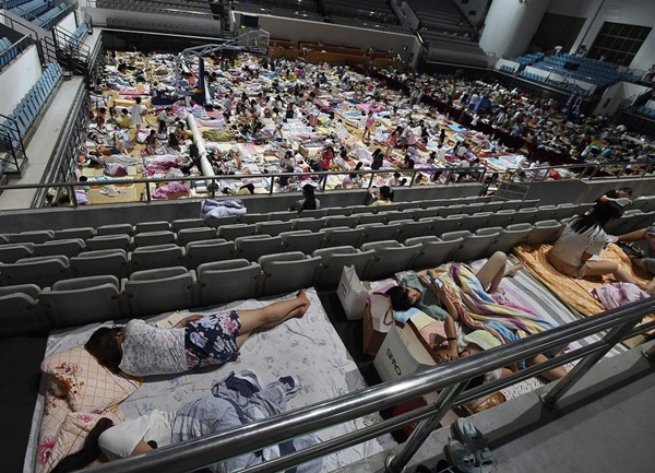 นักศึกษาจีนนอนในโรงยิม