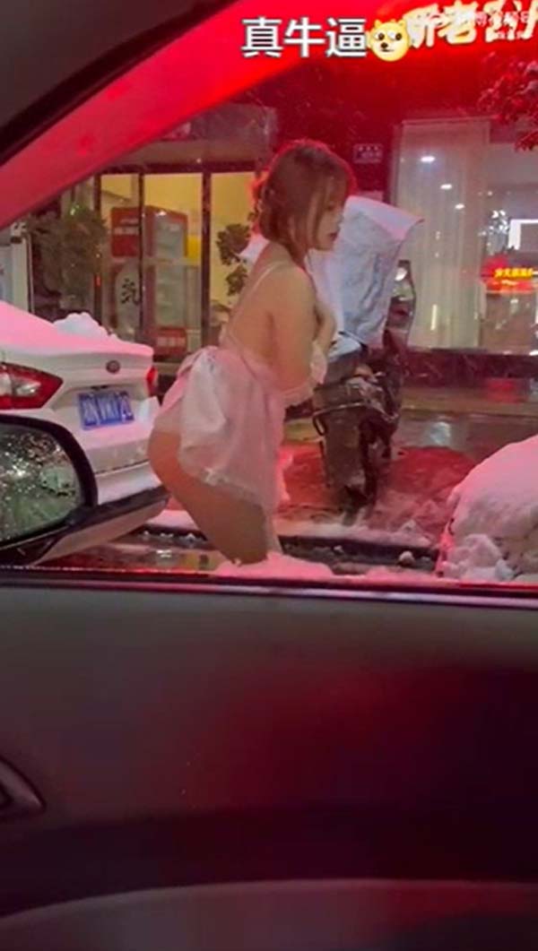 สาวเซ็กซี่ท้าหนาวเต้นกลางหิมะ