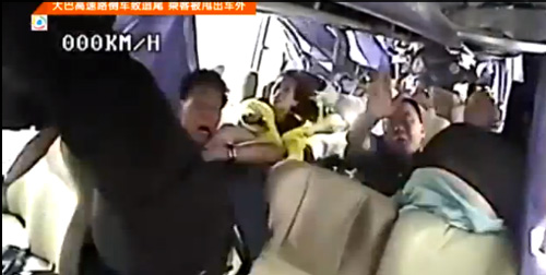 วินาทีสยอง ! รถบัสจีนถูกรถบรรทุกชนคว่ำ คนกระเด็นออกนอกรถ
