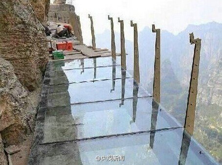 ทางเดินกระจกเลียบผาสูง ที่จีน