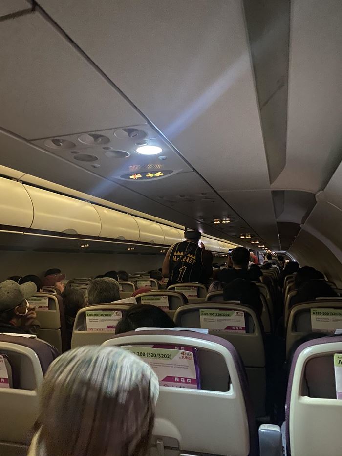 ผู้โดยสารเปิดประตูเครื่องบิน
