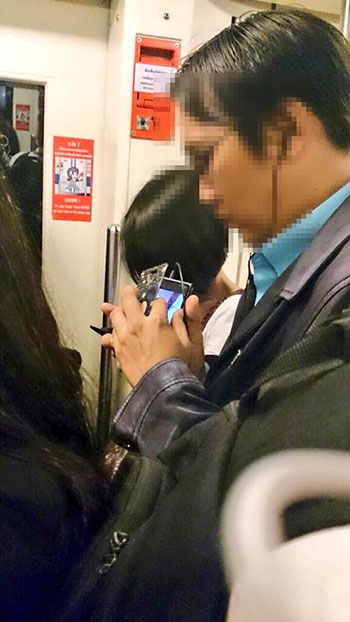 ประจานว่อนเน็ต ! ภาพชายหื่นพยายามถ่ายหน้าอกสาว บนรถไฟใต้ดิน
