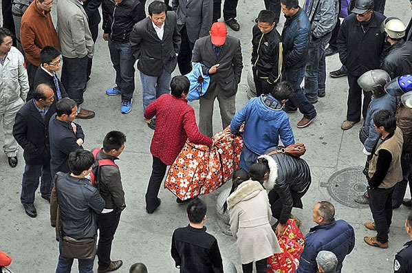 พ่อแม่จีนไม่มีเงินจ้างรถขนศพลูกสาว ยัดศพใส่ถุงขึ้นรถเมล์