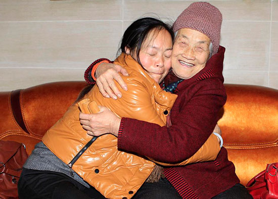  สาวจีนสุดเหงา จ้างหญิงชรามาเป็นแม่ ในวันตรุษจีน