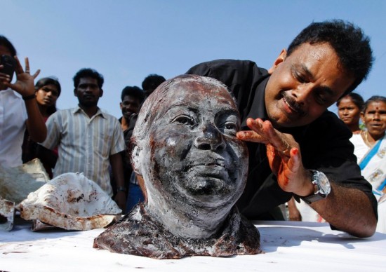 ศิลปินอินเดียมาแปลก ปั้นรูปปั้นจากเลือด 11 ลิตร