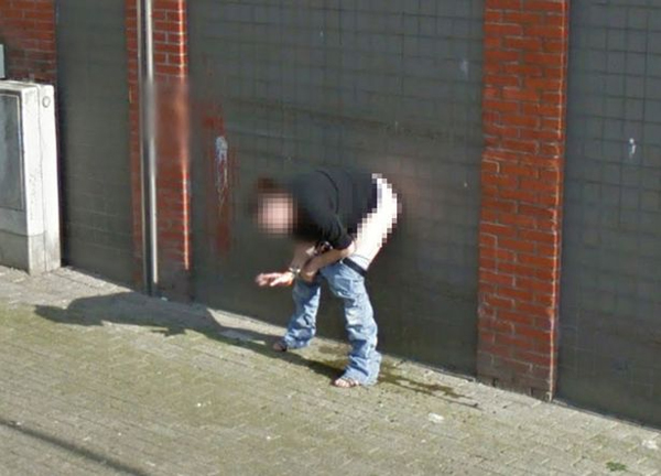 Google Street View จับภาพน่าระอา สาวหันก้นเข้ากำแพงปล่อยฉี่ริมถนน