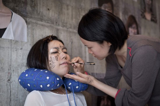 สุดอาร์ต! สาวจีนใช้หมึกสร้างลวดลายแปลกตาบนใบหน้า