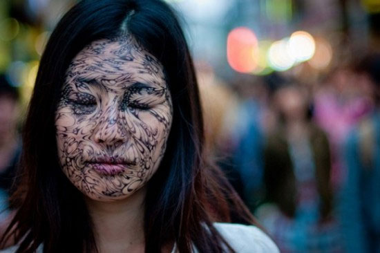 สุดอาร์ต! สาวจีนใช้หมึกสร้างลวดลายแปลกตาบนใบหน้า