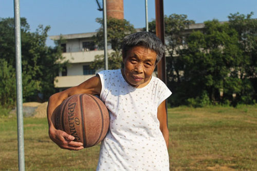 ทึ่ง! อาม่าจีนวัย 76 ปี เล่นบาส โหนบาร์ หนีโรคภัยไข้เจ็บ