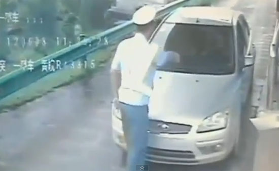 โจรจีนแสบไม่ยอมหยุดรถ ปล่อยตำรวจเกาะรถไกลกว่า 200 ม.