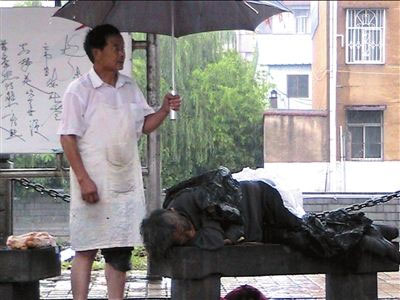 ประทับใจ! ชาวบ้านจีนผลัดกันกางร่มให้หญิงเร่ร่อนล้มป่วย