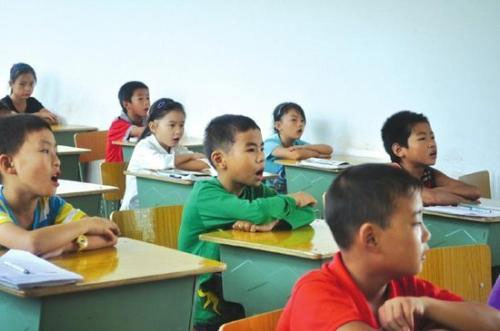 เด็กชายจีนอัมพาตขา ให้มือเดินต่างเท้าไปโรงเรียนทุกวัน 