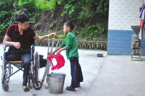 เด็กชายจีนอัมพาตขา ให้มือเดินต่างเท้าไปโรงเรียนทุกวัน 