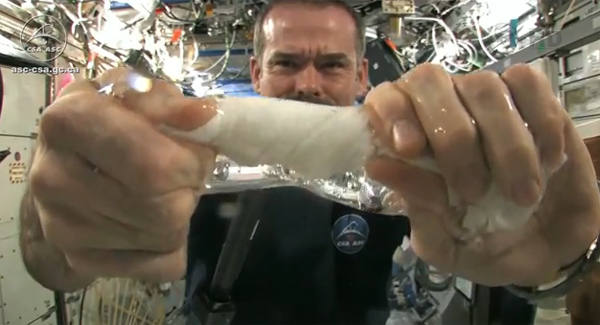  นักบินอวกาศโชว์บิดผ้าเปียกบนสถานีอวกาศ