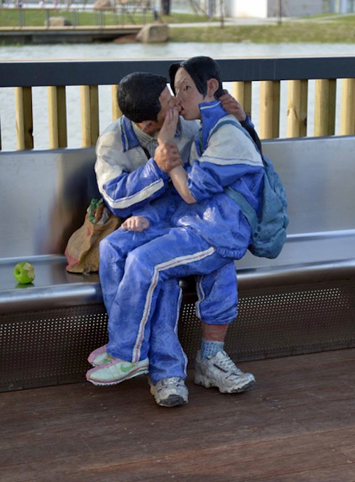  ศิลปินจีนเอารูปปั้นนักเรียนจูบกันไปวางในสวนสาธารณะ