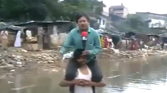 นักข่าวอินเดีย ขี่คอผู้ประสบภัยรายงานข่าวน้ำท่วม