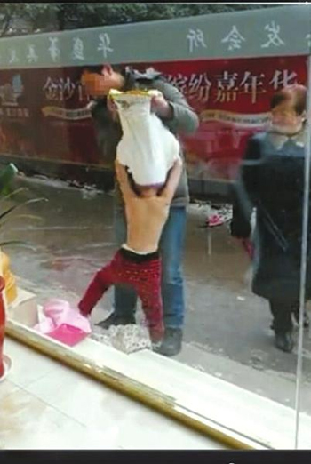 ชาวเน็ตจีนโวย พ่อถอดเสื้อ ลากลูกสาวข้างถนน แต่ตำรวจไม่จับ​