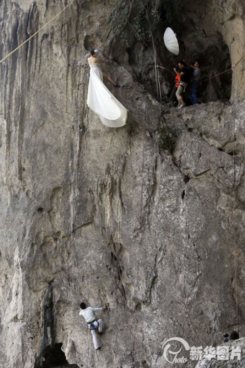 คู่รักนักปีนเขาชาวจีน ถ่ายภาพพรีเวดดิ้งแนวปีนเขาสุดหวาดเสียว