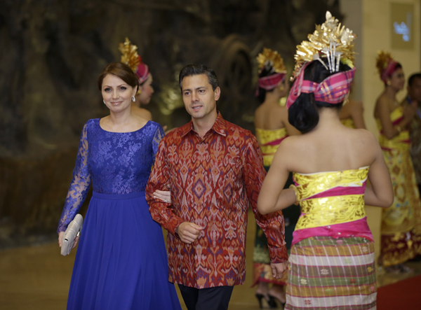 อินโดนีเซียฟื้นแฟชั่นผ้าบาหลี ให้ผู้นำสวมประชุมเอเปก