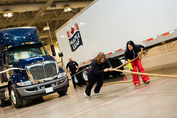 หญิงแคนาดาทุบสถิติผู้หญิงที่ลากรถบรรทุกหนักสุดในโลก