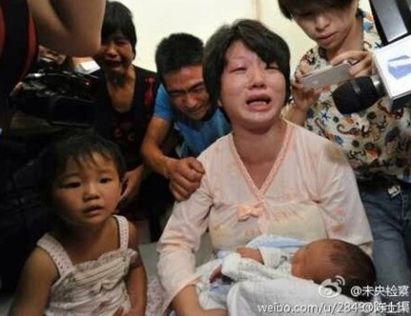 แพทย์จีนเอาทารกเกิดใหม่ไปขาย บอกแม่ว่าเด็กใกล้ตายแล้ว