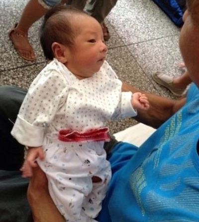แพทย์จีนเอาทารกเกิดใหม่ไปขาย บอกแม่ว่าเด็กใกล้ตายแล้ว