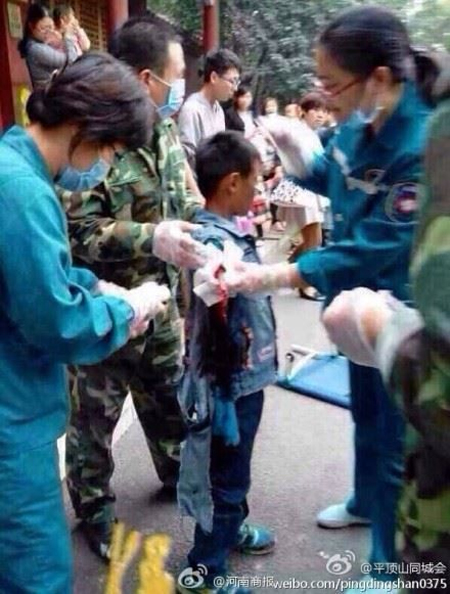  เด็กจีนให้อาหารหมี ถูกหมีขย้ำแขนขาดคากรง