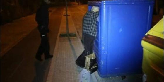 ชายสเปนหัวติดถังขยะดับ หลังพยายามมุดหาของ