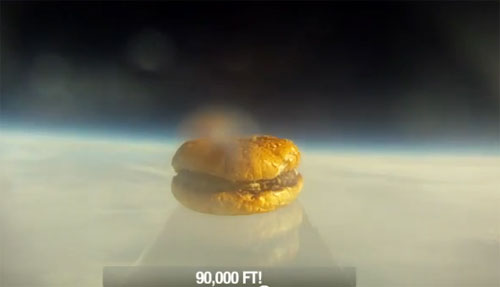 นักศึกษามะกันส่งแฮมเบอร์เกอร์ขึ้นไปบนอวกาศ ลอยสูง 30 กม. เหนือโลก