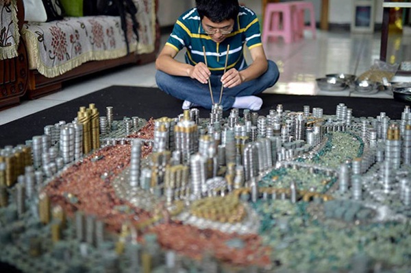 หนุ่มจีนใช้เหรียญกว่า 50,000 สร้างแบบจำลองเมืองฉงชิ่ง