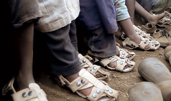  หนุ่มหัวใส ออกแบบรองเท้าแตะปรับขนาดได้ ช่วยเด็กนับล้าน