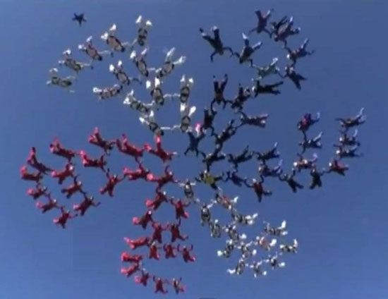 ทึ่ง! นักโดดร่มรัสเซีย โดดร่มต่อตัวเป็นรูปดอกไม้ทุบสถิติโลก