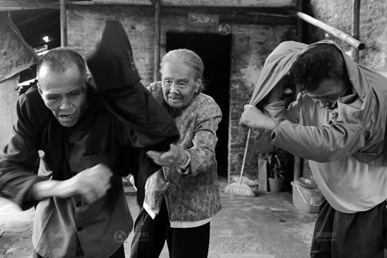 สุดซึ้ง! ทวดจีนวัย 94 ดูแลสองลูกชายป่วยทางจิตมากว่า 70 ปี