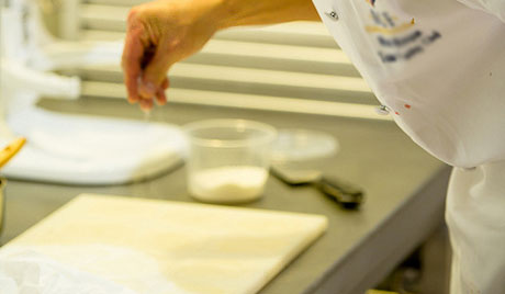 ชาวสวิสร่วมทำเค้กยาวที่สุดในโลก 1,221 เมตร ทุบสถิติโลก