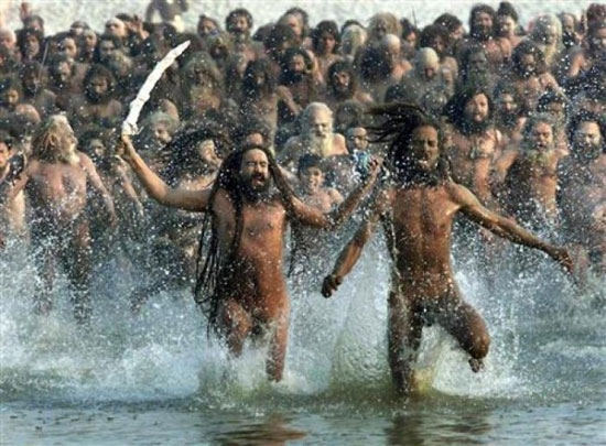 เริ่มแล้ว!! ชาวฮินดูร่วมพิธีอาบน้ำศักดิ์สิทธิ์ที่แม่น้ำคงคา
