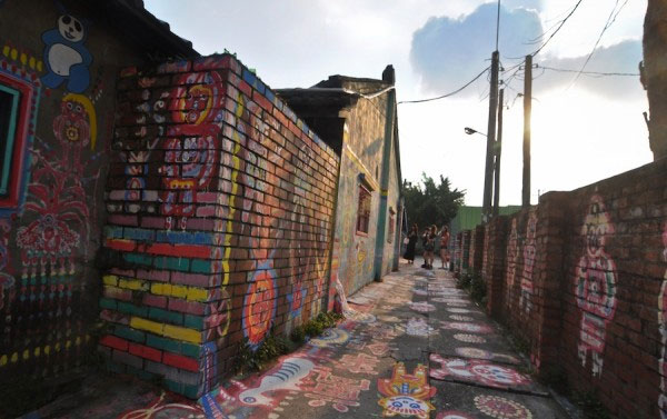 ปู่ไต้หวัน เพ้นท์ศิลปะบนกำแพงทั้งหมู่บ้านจนรัฐบาลยกเลิกรื้อถอน